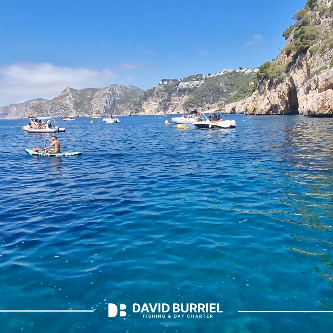 Disfruta de una jornada de pesca en charter con amigos en Jávea